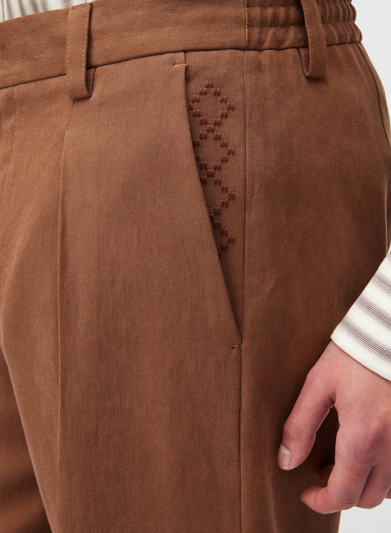 Retori Reversed Pleats Pants With Embroidery Clay - Ready To Wear - Luxury Trousers for Men - Detail
