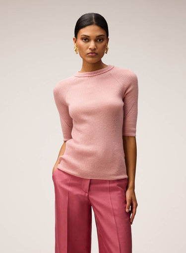 T-SHIRT IN MAGLIA DI CASHMERE LEGGERO A COSTE CON DETTAGLIO UNCINETTO