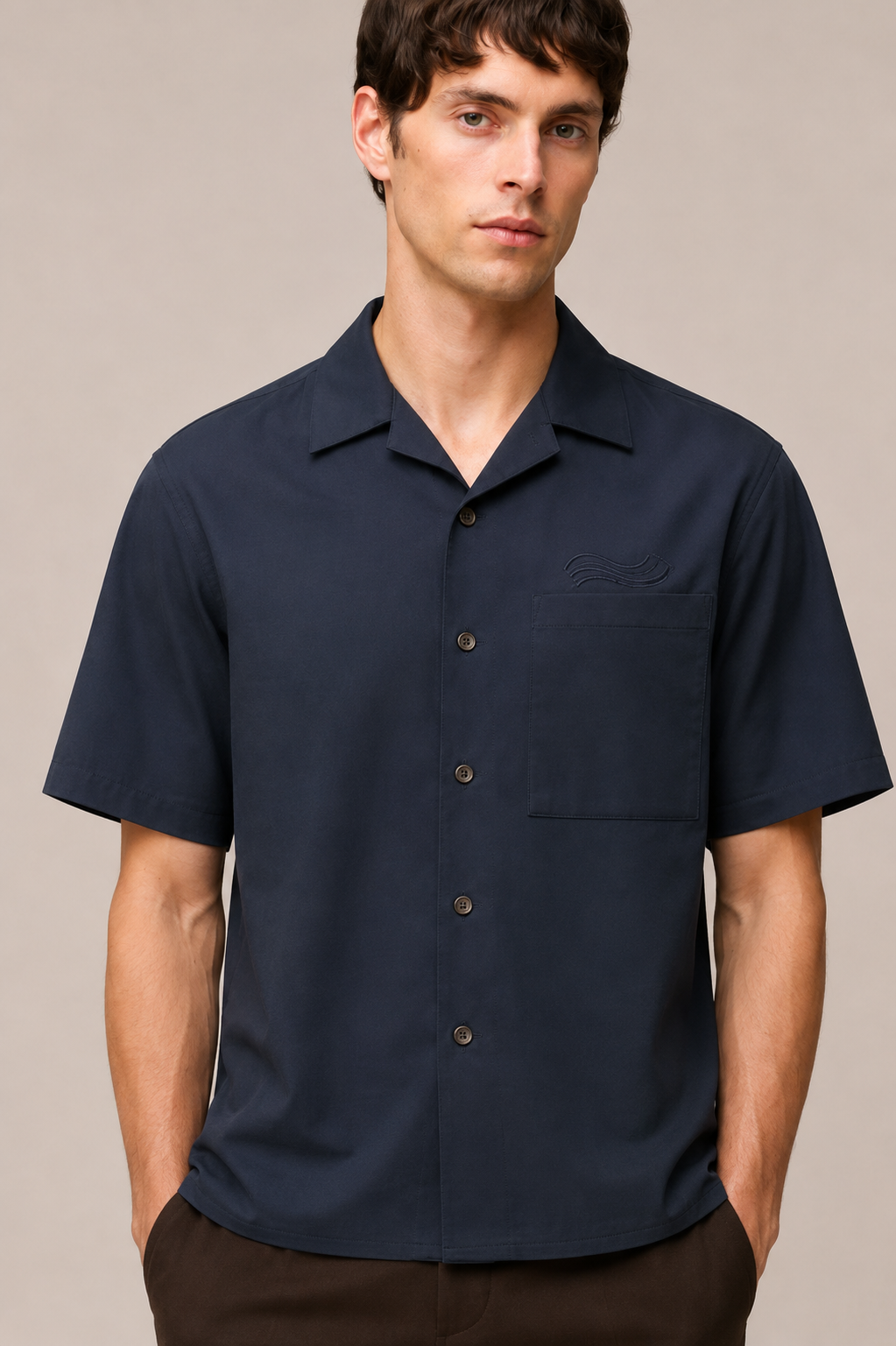 CAMICIA A MANICHE CORTE IN POPELINE DI COTONE ELASTICIZZATO CON RICAMO